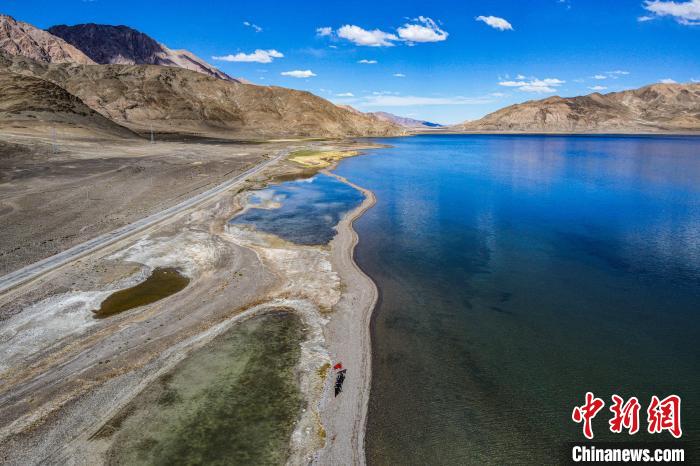 班公湖又稱措木昂拉仁波，藏語意為“長脖子天鵝”。　龍小鳳 攝