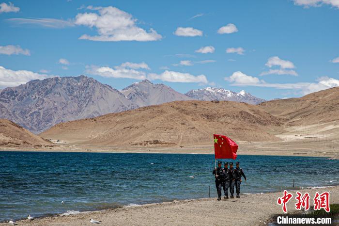 班公湖邊境派出所民警巡邏在班公湖畔?！↓埿▲P 攝