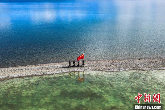 班公湖巡邏現(xiàn)場?！↓埿▲P 攝