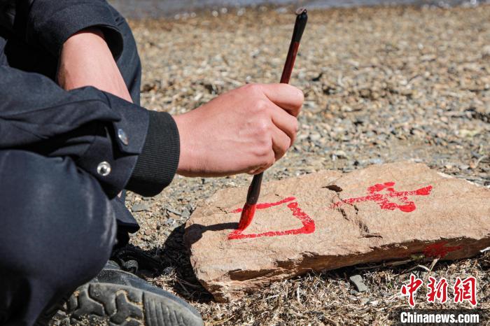 班公湖邊境派出所民警寫下“中國”標記?！↓埿▲P 攝