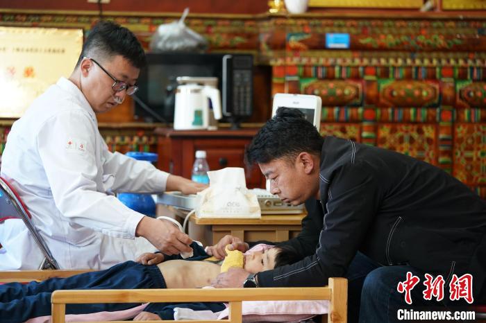 6月27日，西藏康馬縣雙語幼兒園的孩子參加先心病篩查?！√K丹 攝