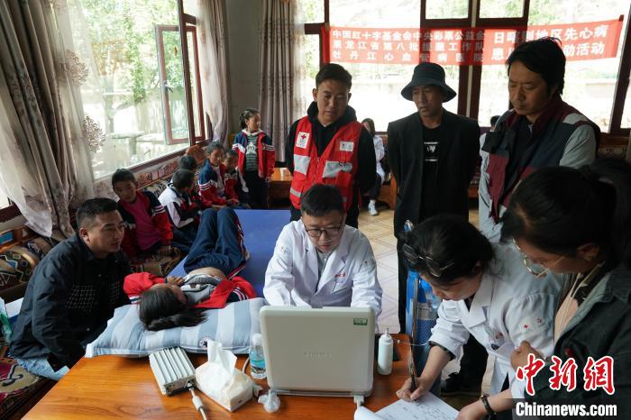 6月27日，西藏康馬縣少崗鄉(xiāng)中心小學(xué)的孩子參加先心病篩查?！√K丹 攝