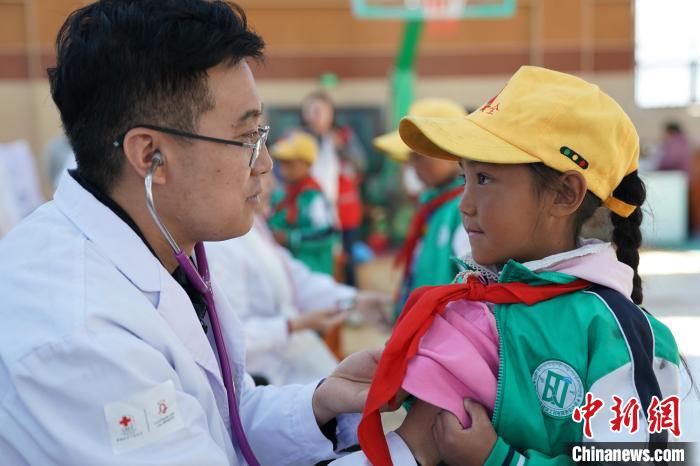 6月27日，西藏康馬縣南尼鄉(xiāng)中心小學(xué)的孩子參加先心病篩查。　蘇丹 攝