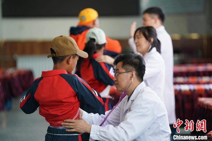 6月26日，西藏日喀則特校的孩子參加先心病篩查?！√K丹 攝
