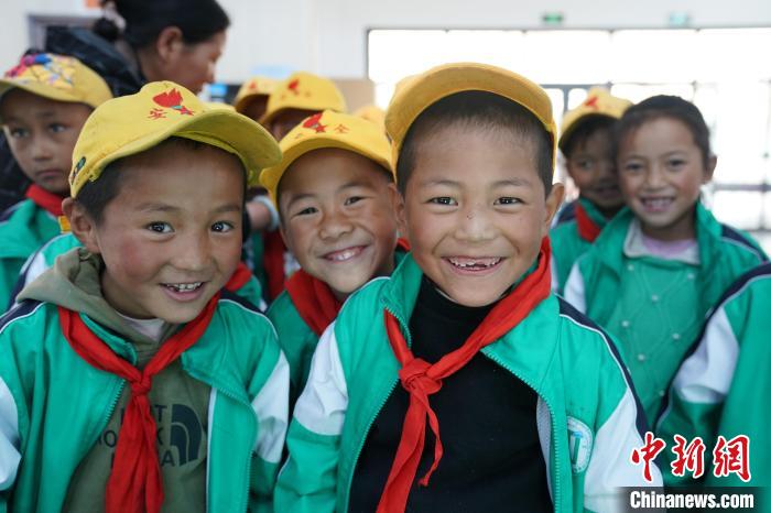 6月27日，西藏康馬縣南尼鄉(xiāng)中心小學(xué)的孩子參加先心病篩查。　蘇丹 攝