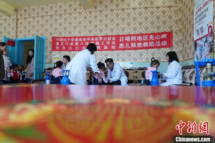 6月27日，西藏康馬縣雙語幼兒園的孩子參加先心病篩查?！√K丹 攝