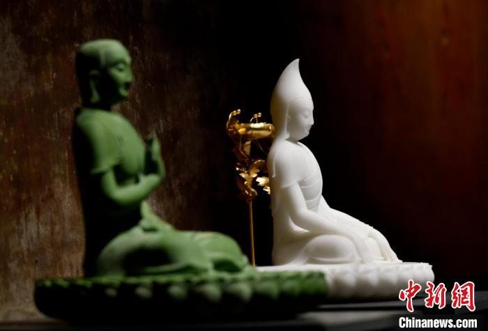 圖為展覽中圍繞西藏歷史與傳統(tǒng)創(chuàng)作的雕塑作品?！±盍?攝