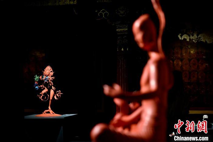 圖為展覽中圍繞西藏歷史與傳統(tǒng)創(chuàng)作的雕塑作品。　李林 攝