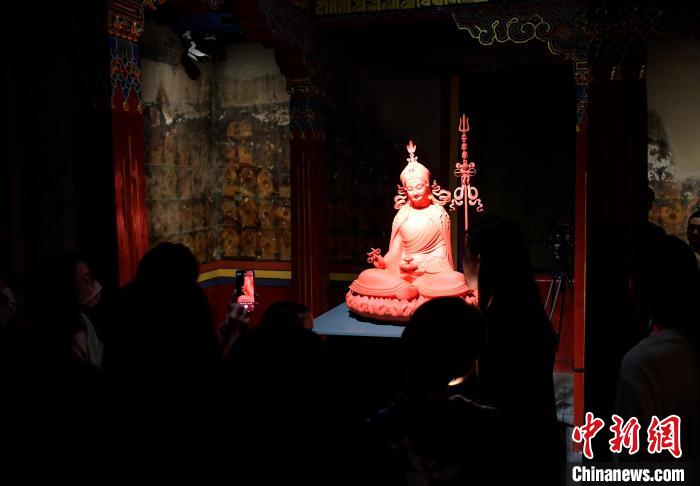 圖為觀眾正在欣賞展覽中的雕塑作品?！±盍?攝