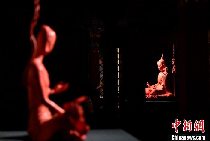 圖為展覽中圍繞西藏歷史與傳統(tǒng)創(chuàng)作的雕塑作品。　李林 攝