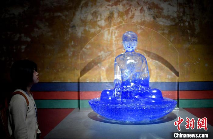 圖為觀眾正在欣賞展覽中的雕塑作品。　李林 攝