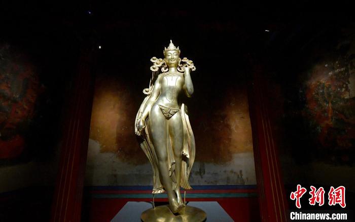 圖為展覽中圍繞西藏歷史與傳統(tǒng)創(chuàng)作的雕塑作品《八萬四千年》?！±盍?攝