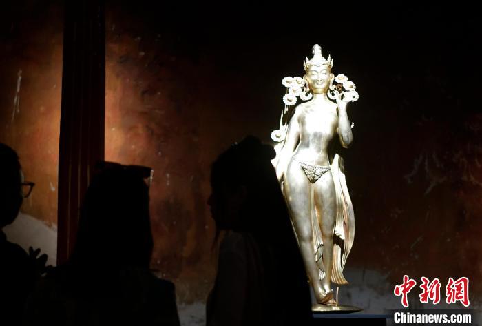 圖為觀眾正在欣賞展覽中的雕塑作品《八萬四千年》。　李林 攝