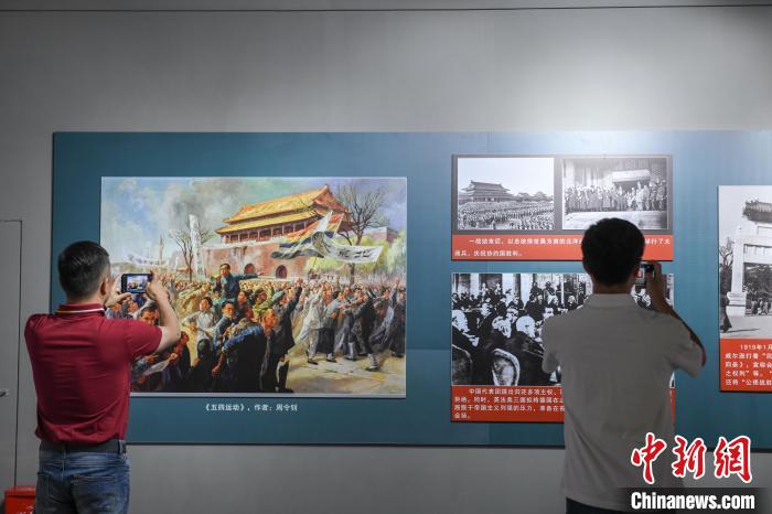 圖為市民參觀《曙光·偉業(yè)——五四運動與中國共產(chǎn)黨的成立》“七一”特展?！∝暩聛硭?攝