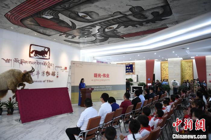 圖為《曙光·偉業(yè)——五四運動與中國共產(chǎn)黨的成立》“七一”特展開幕儀式現(xiàn)場?！∝暩聛硭?攝