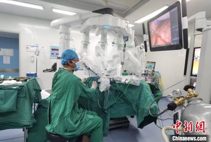 圖為援藏主任郝一昌協(xié)助進(jìn)行達(dá)芬奇機(jī)器人手術(shù)?！∥鞑刈灾螀^(qū)人民醫(yī)院供圖