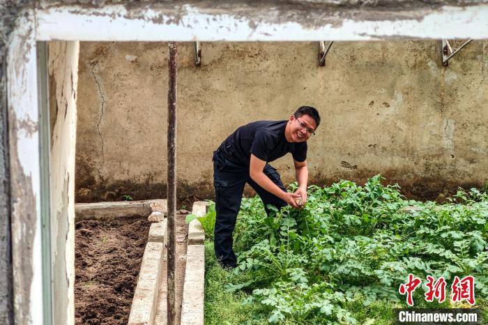 移民管理警察羅忠江在公珠湖執(zhí)勤點(diǎn)的大棚內(nèi)?！↓埿▲P 攝