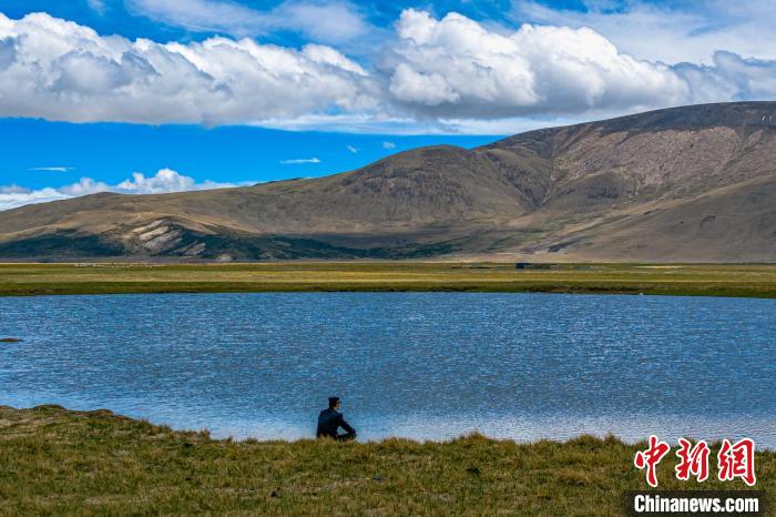 資料圖為執(zhí)勤民警何宗源在公珠湖畔濕地留影。　龍小鳳 攝