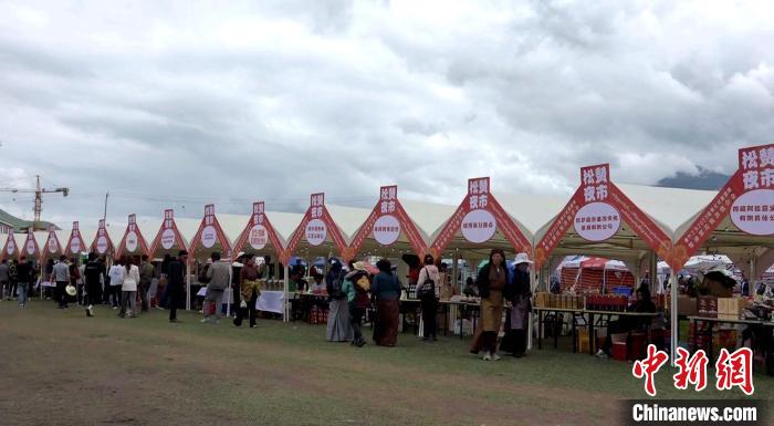 圖為熱鬧的“松贊夜市”?！∝暽＠?攝