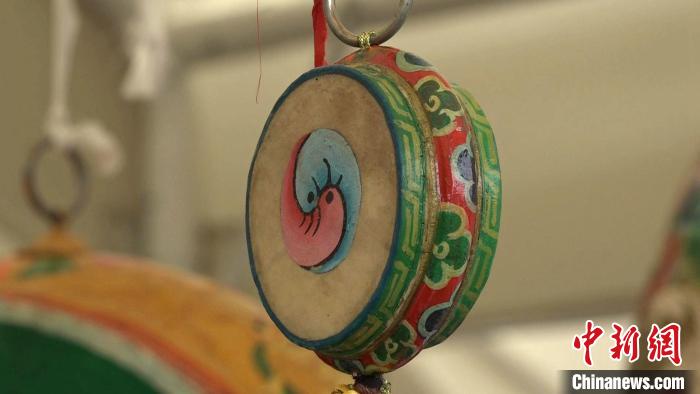 圖為“松贊夜市”里的特色文創(chuàng)產(chǎn)品。　貢桑拉姆 攝