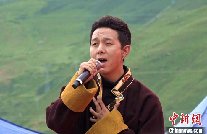 圖為藝人為開幕式獻(xiàn)唱?！∝暽＠?攝