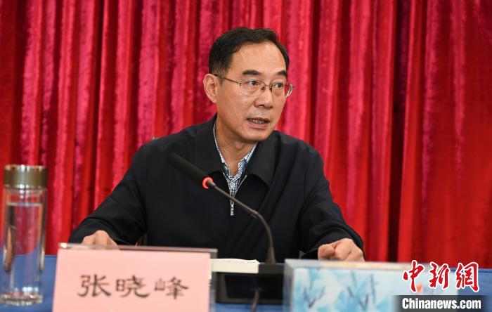 圖為西藏自治區(qū)黨委宣傳部副部長、西藏廣播電視臺黨組書記張曉峰致辭?！≮w朗 攝