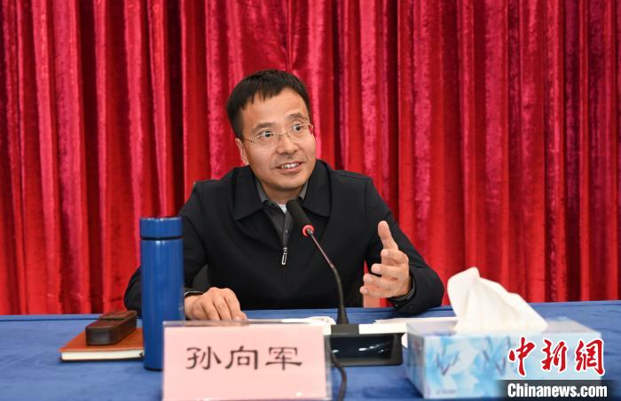圖為西藏自治區(qū)黨委宣傳部副部長、自治區(qū)社科院黨組書記孫向軍主持活動?！≮w朗 攝