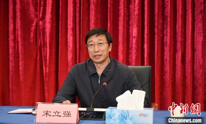 圖為西藏自治區(qū)黨委組織部副部長、第十批援藏干部人才總領(lǐng)隊(duì)宋立強(qiáng)致辭。