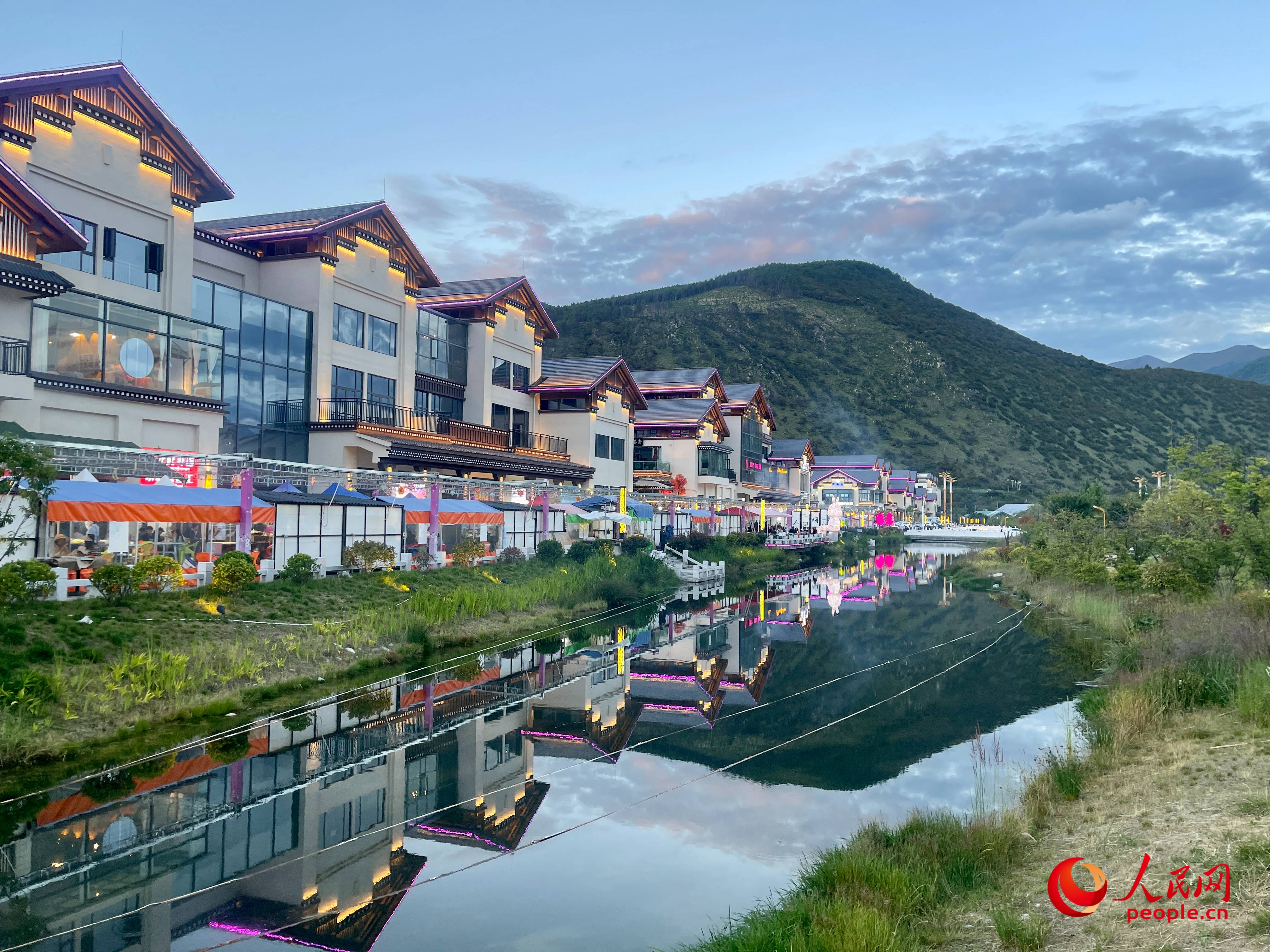 工布公園的一角，風(fēng)景秀麗。人民網(wǎng) 周靜圓攝