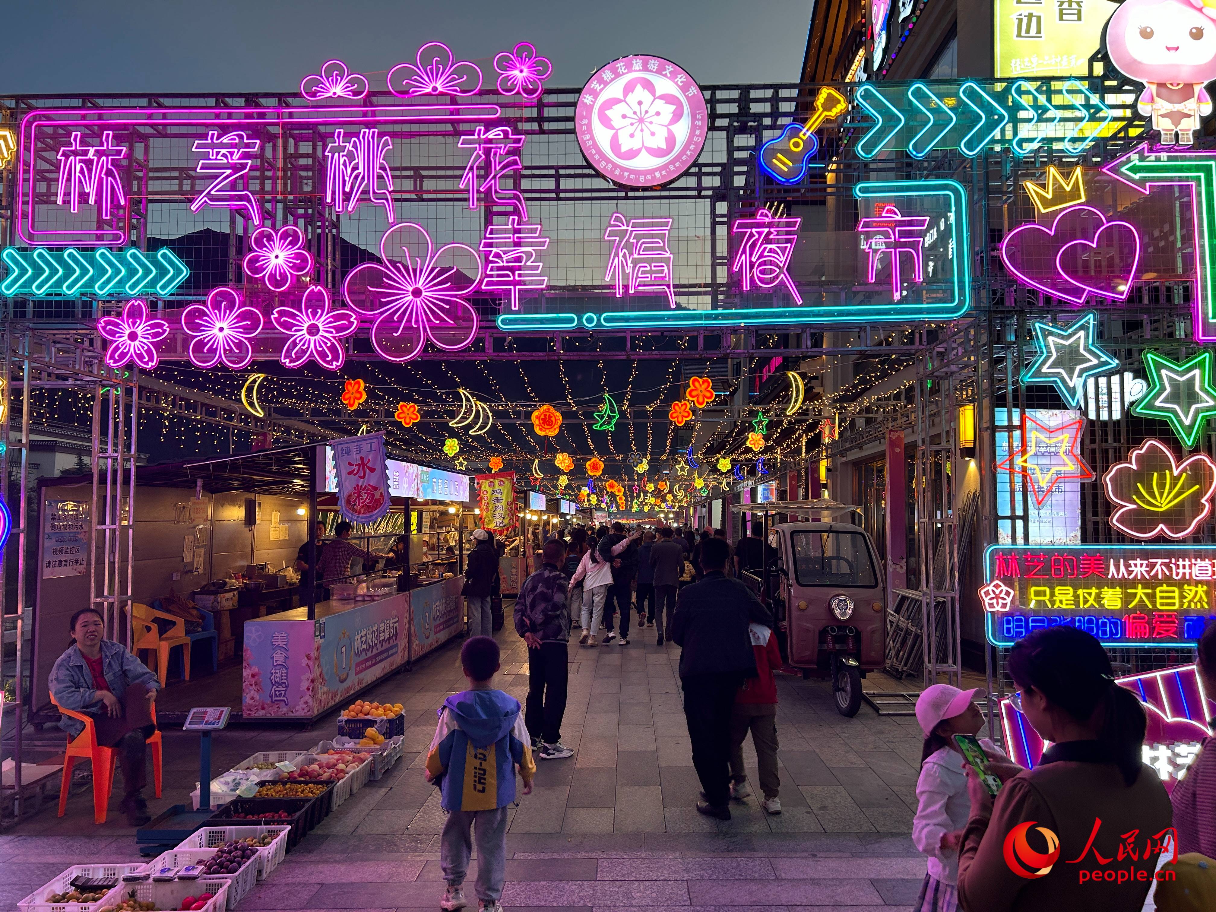 工布公園里的夜市，人來人往。人民網(wǎng) 周靜圓攝