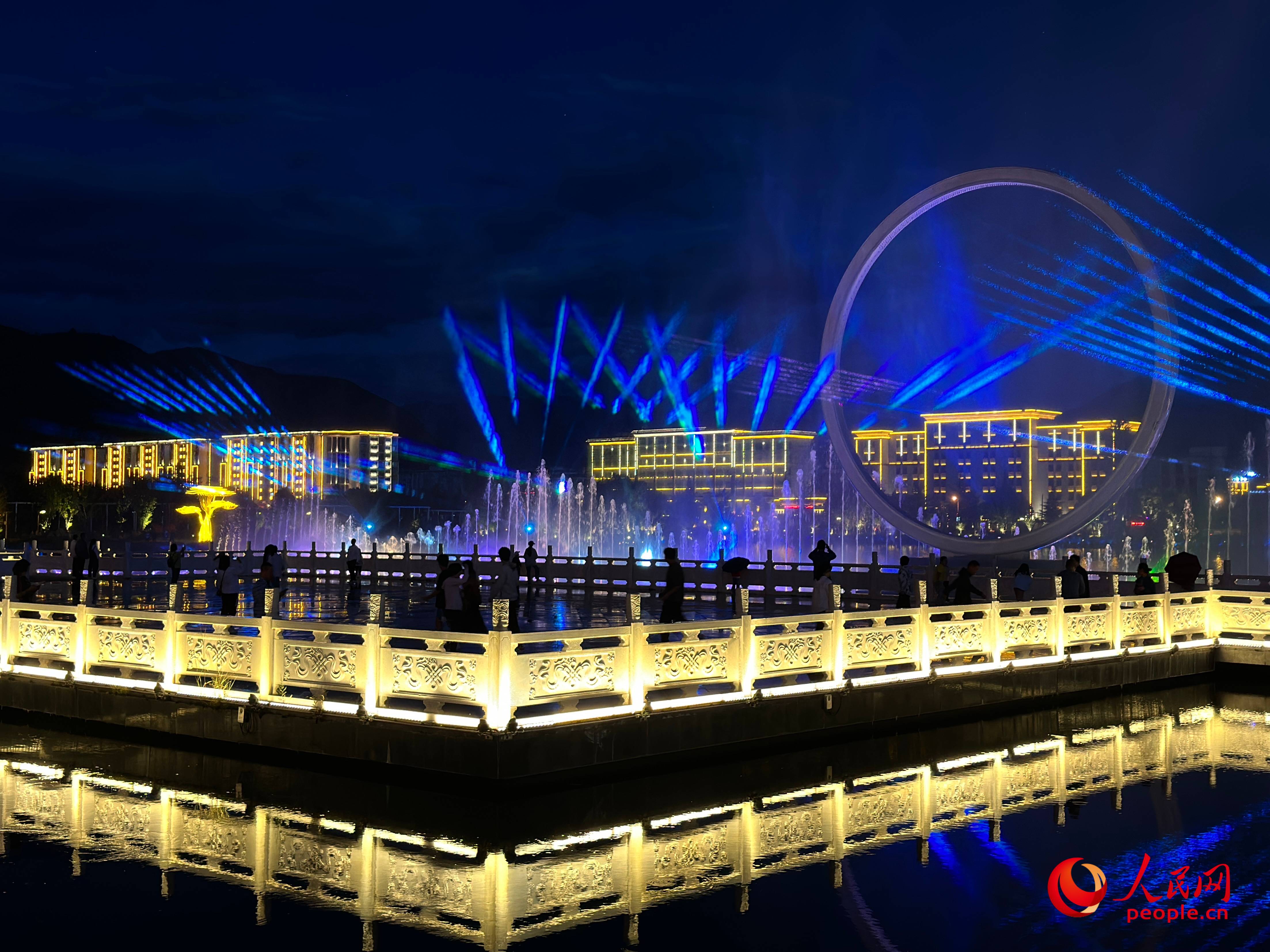 工布公園的音樂水秀噴泉，吸引市民和游客前來拍照打卡。人民網(wǎng) 周靜圓攝