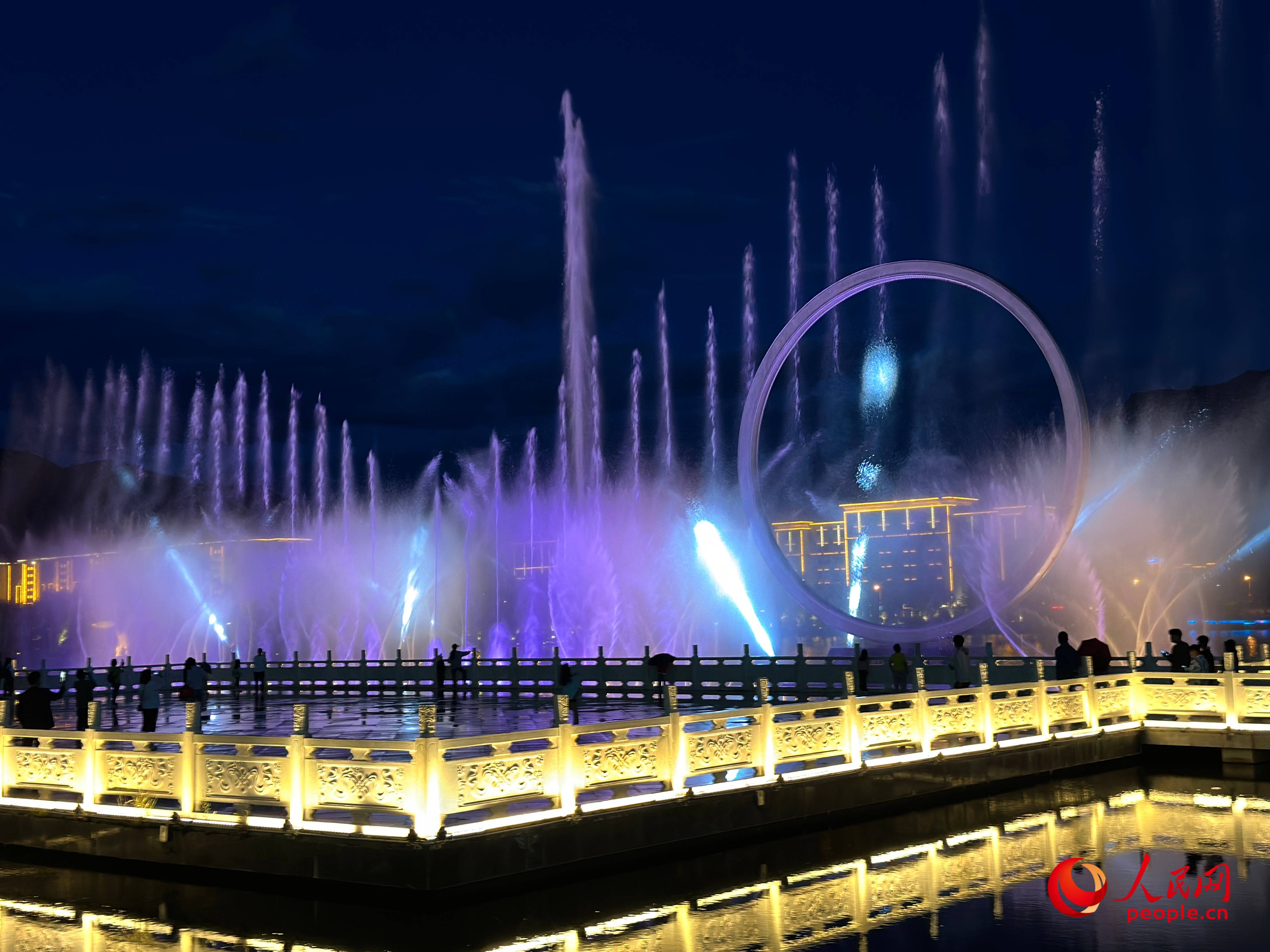 工布公園的音樂水秀噴泉，吸引市民和游客前來拍照打卡。人民網(wǎng) 周靜圓攝