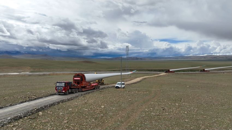 西藏措美哲古風(fēng)電場首批3.6兆瓦風(fēng)電機組運輸。受訪者供圖