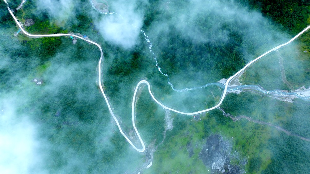 青山綠水生態(tài)優(yōu)。益西曲批攝