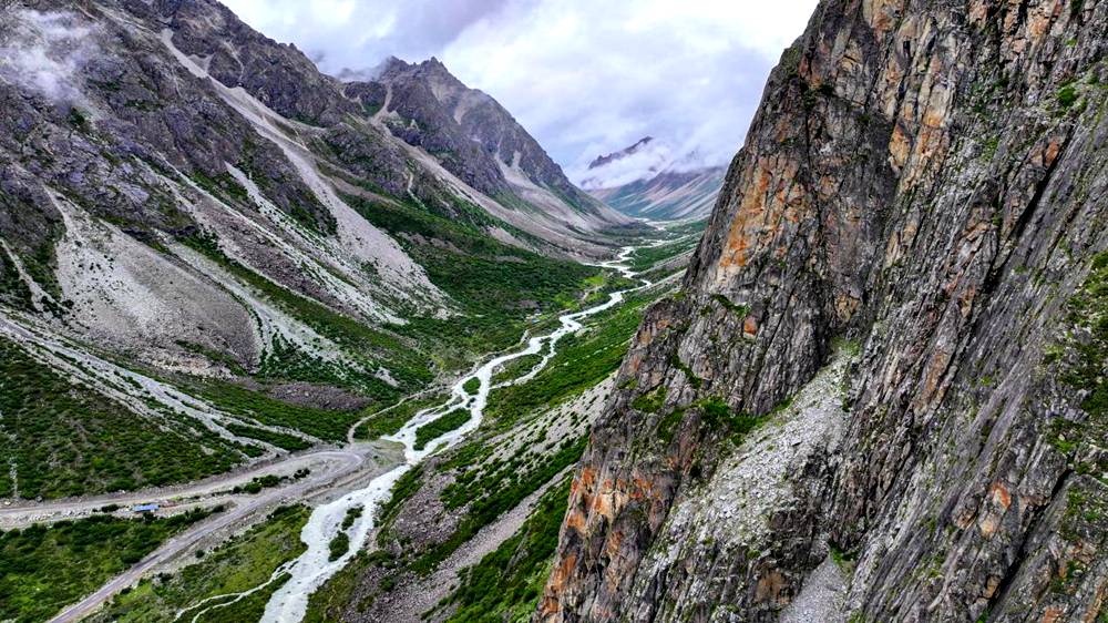 磅礴的河流滋養(yǎng)著山間草木。張澤坤攝