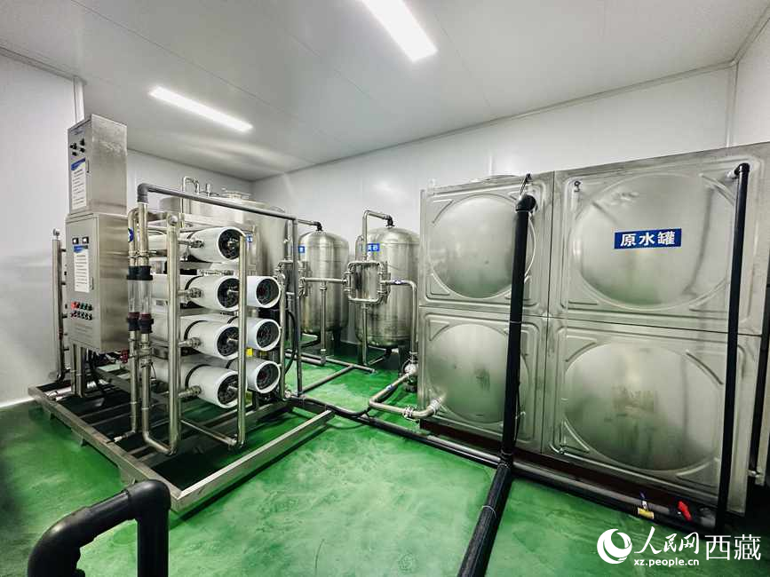“色達(dá)牙泉”礦泉水（桶裝水）生產(chǎn)加工基地。人民網(wǎng)記者 次仁羅布攝