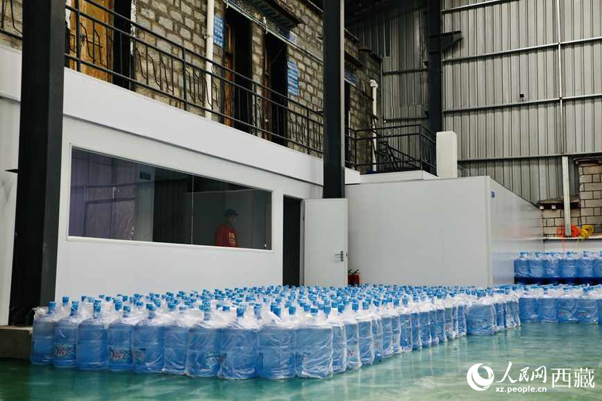 “色達(dá)牙泉”礦泉水（桶裝水）生產(chǎn)加工基地。人民網(wǎng)記者 次仁羅布攝