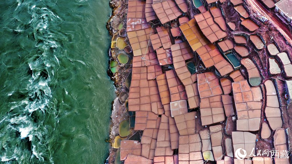 拍攝位于瀾滄江畔的鹽井古鹽田。人民網(wǎng)記者 次仁羅布攝