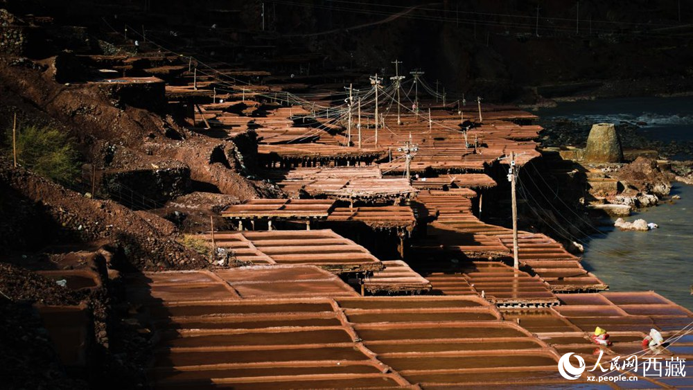 大大小小數(shù)千塊鹽田，形成一道絕美的風(fēng)景線。人民網(wǎng)記者 次仁羅布攝