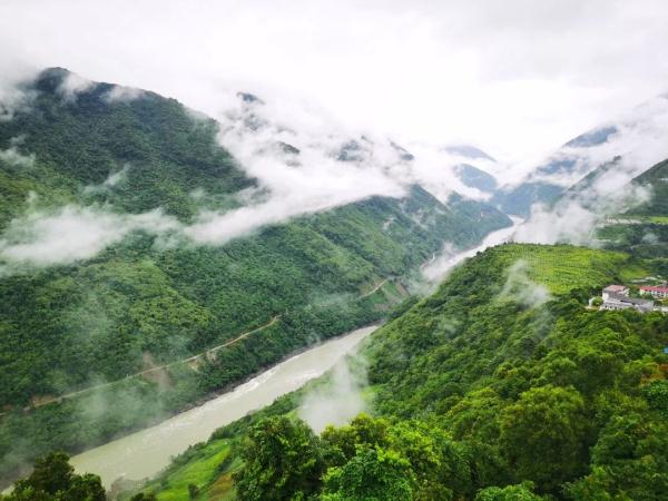 幾代建設(shè)者，歷經(jīng)半個多世紀(jì)完成！這是一條怎樣的公路？