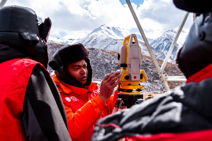 2023年11月30日，西藏自治區(qū)那曲市索縣榮布至丁青縣巴達(dá)35千伏線路工程負(fù)責(zé)人黃小洪（左二）現(xiàn)場開展線路弧測量教學(xué)。趙清鵬攝