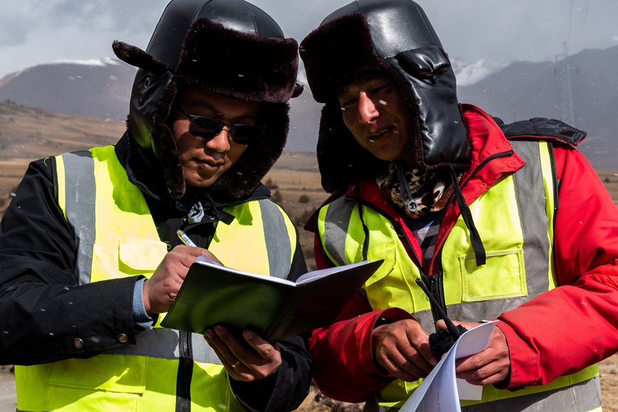 2023年11月30日，西藏自治區(qū)那曲市索縣榮布至丁青縣巴達(dá)35千伏線路工程施工現(xiàn)場人員正在開展現(xiàn)場作業(yè)。趙清鵬攝