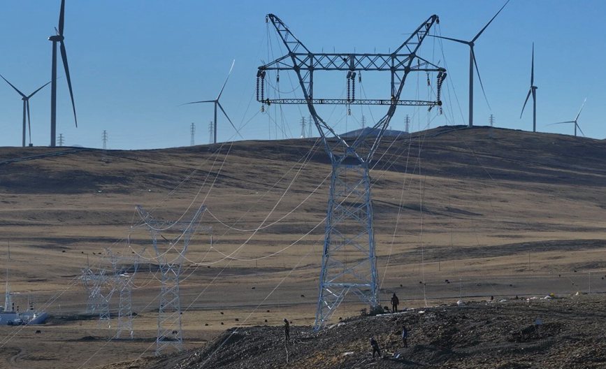 那曲市色尼區(qū)國(guó)能100兆瓦風(fēng)電11千伏送電工程現(xiàn)場(chǎng)。拉巴平措攝