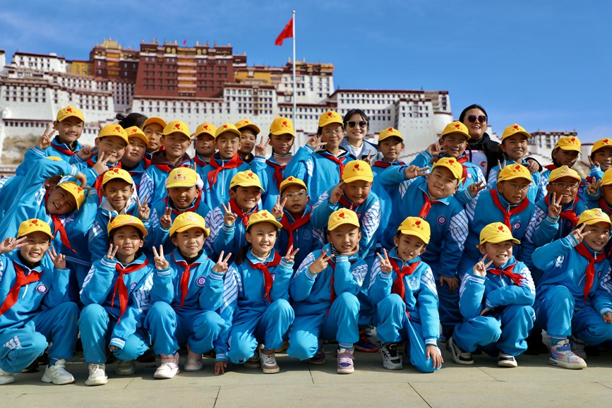 學(xué)生在國(guó)旗下留影。