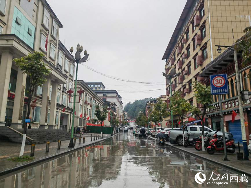 如今的墨脫縣城一應(yīng)俱全。人民網(wǎng) 李海霞攝