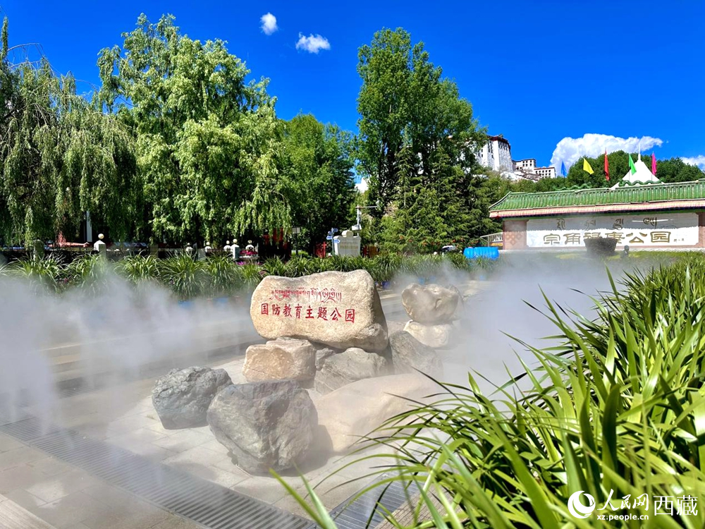 布達(dá)拉宮腳下的宗角祿康公園。