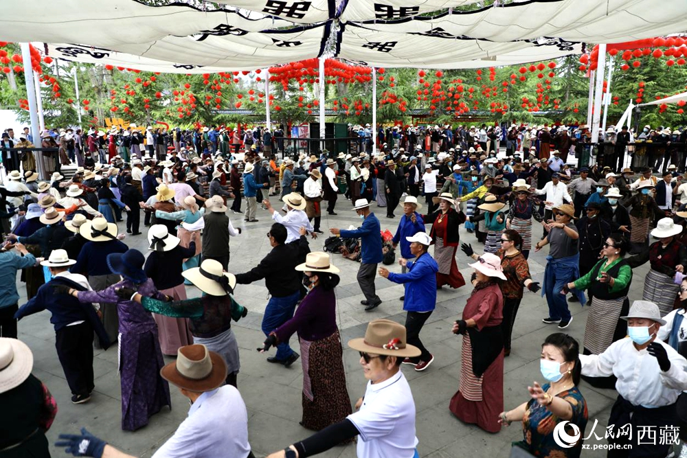 市民在公園內(nèi)跳鍋莊舞。