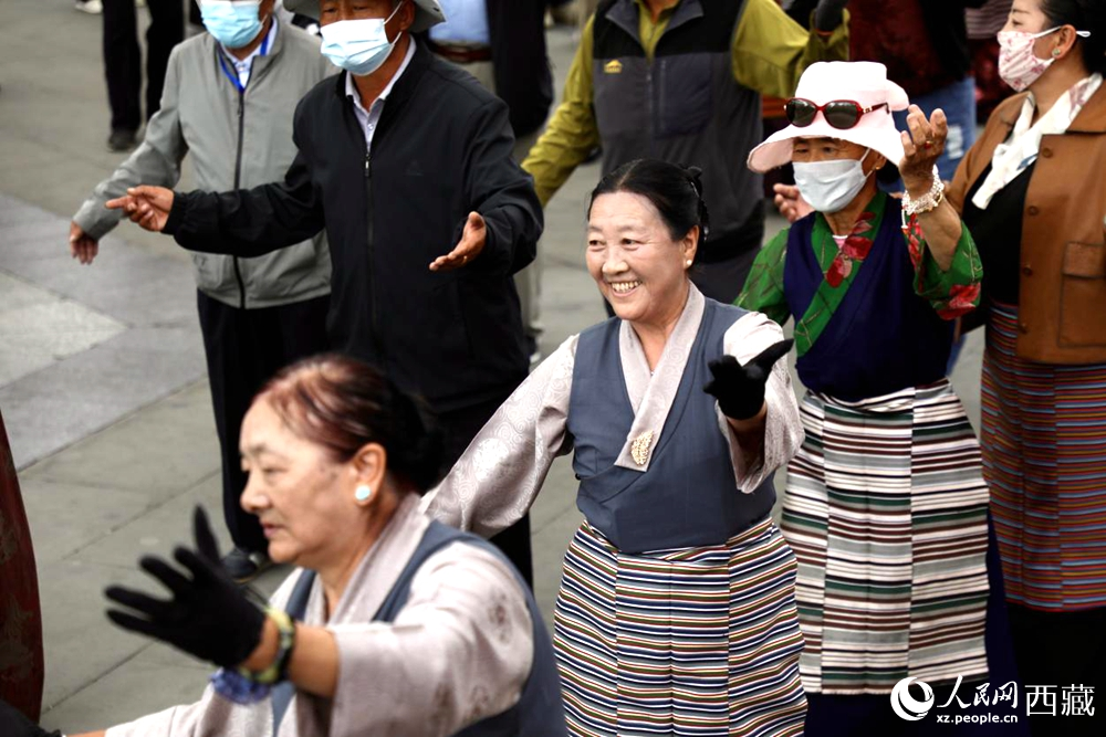 市民在公園內(nèi)跳鍋莊舞。