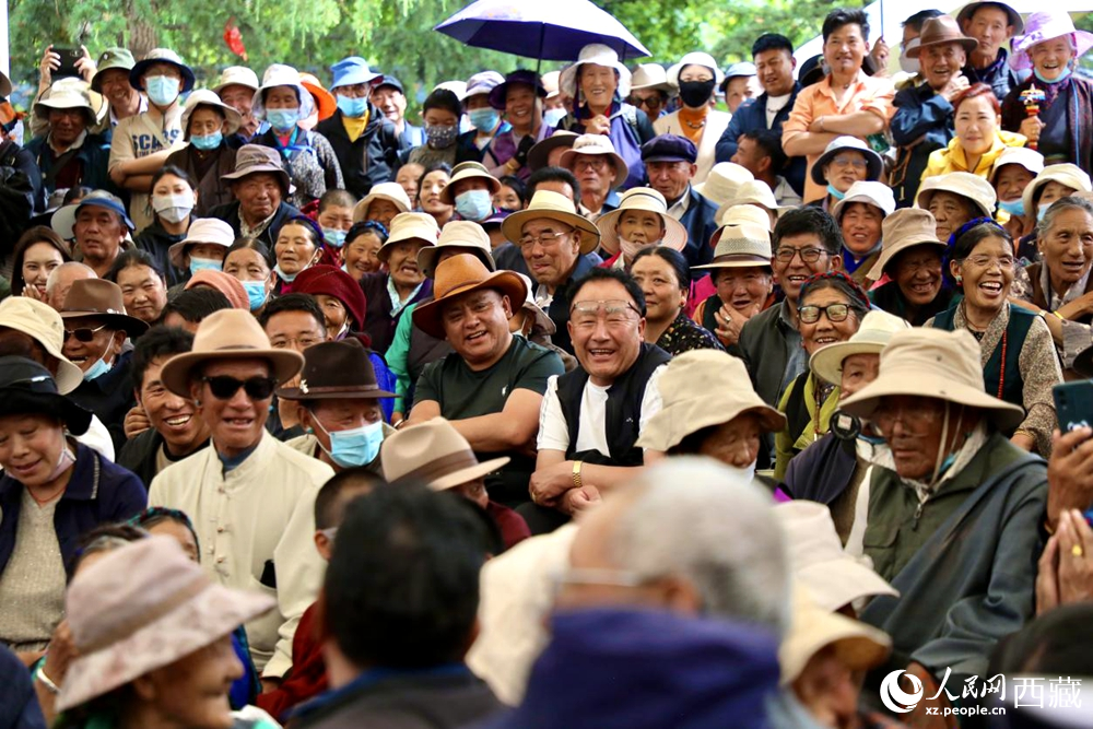 當?shù)厝罕姾陀慰陀^看藏戲演出。