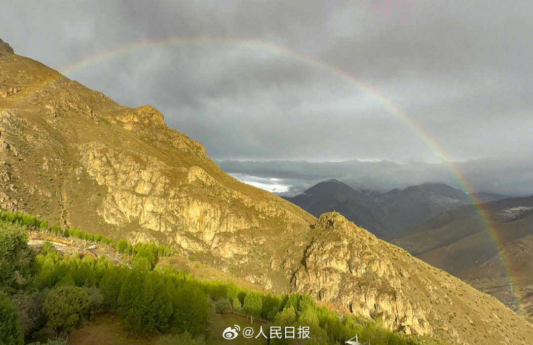 接好運(yùn)！青藏高原現(xiàn)巨大彩虹橋